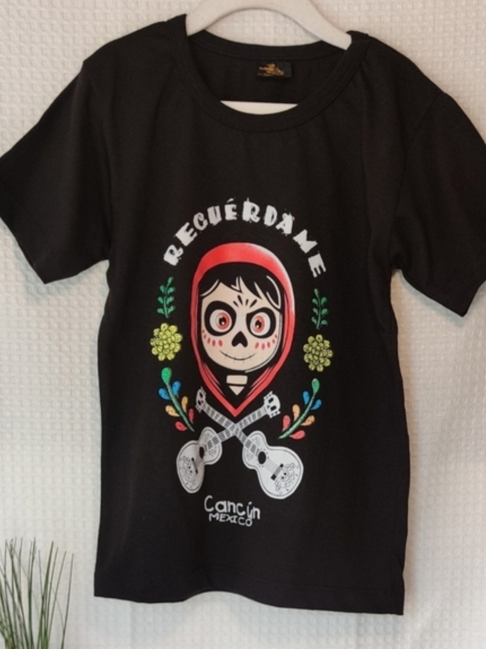 Dolphin's, Cancun Mexico Black T-shirt with Coco "Recuerdame" Graphic Size XL